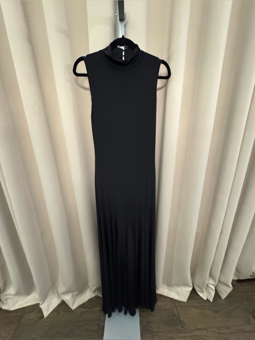 Alice + Olivia Augusta Open Back Sleeveless Turtleneck Maxi Dress - Picture 4 of 9